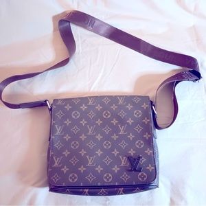 Louis Vuitton District MM Messenger Bag *AUTHENTIC*